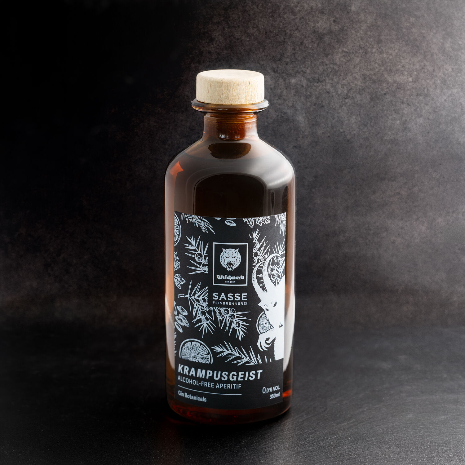 Wildcat Gin alkoholiton 0,35L pullo Ruskea lasipullo Wildcat-designilla tummalla taustalla