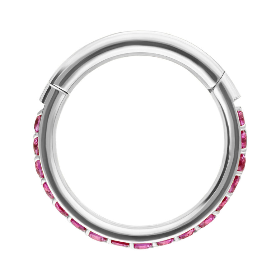 Hopeinen rengas punaisilla kristalleilla, sisähalkaisija 12 mm, valkoisella taustalla
