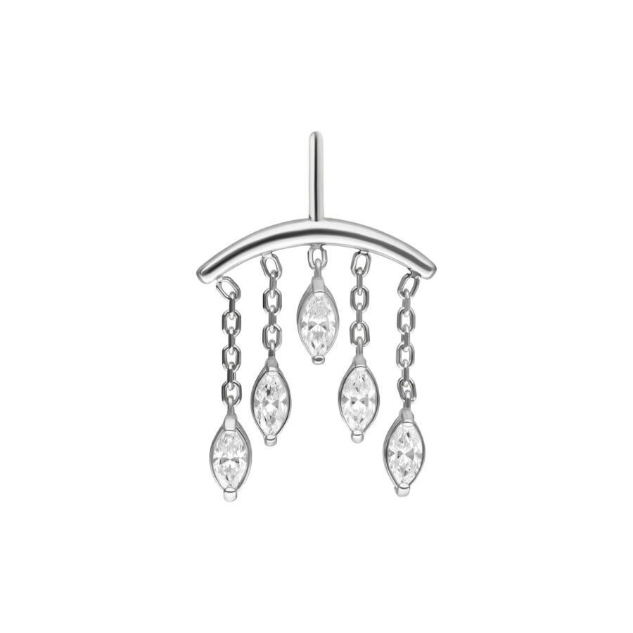 Hopeinen piercing-koriste, jossa viisi kirkasta kristallia ketjuissa, valkoisella taustalla