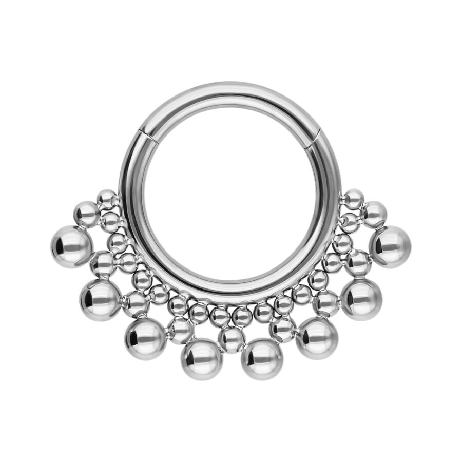 Hopeinen septum clicker palloyksityiskohdilla valkoisella taustalla