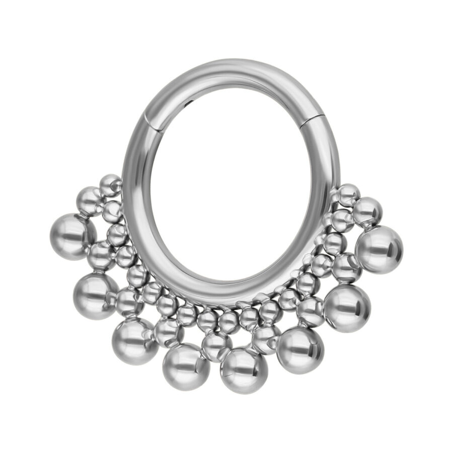Hopeinen septum clicker kuplamuotoilulla titaanista, valkoisella taustalla