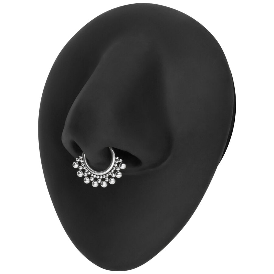 Hopeinen septum-clicker helmikoristeilla mustalla nenänäytöllä