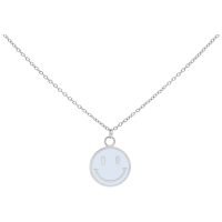 Hopeinen kaulakoru Smiley-riipuksella valkoisella taustalla