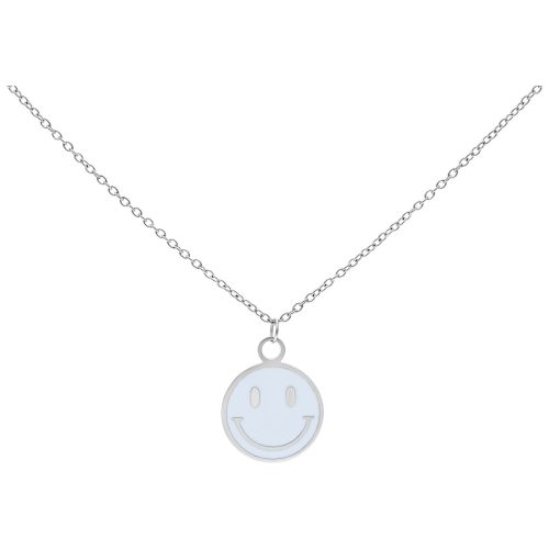 Hopeinen kaulakoru Smiley-riipuksella valkoisella taustalla