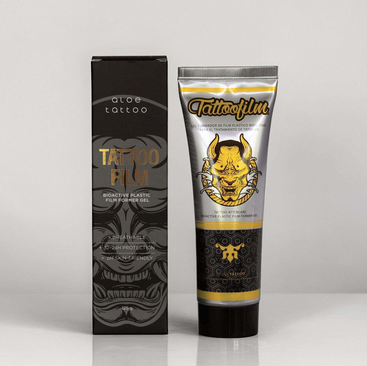 Tuubi Aloe Tattoo Tattoofilmia ja pakkaus harmaalla taustalla