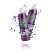 Kaksi pulloa Auafee Ink Cleaning Soap -saippuaa, joissa on violettia nestettä valkoisella taustalla