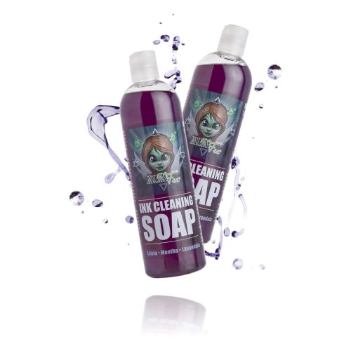 Kaksi pulloa Auafee Ink Cleaning Soap -saippuaa, joissa on violettia nestettä valkoisella taustalla