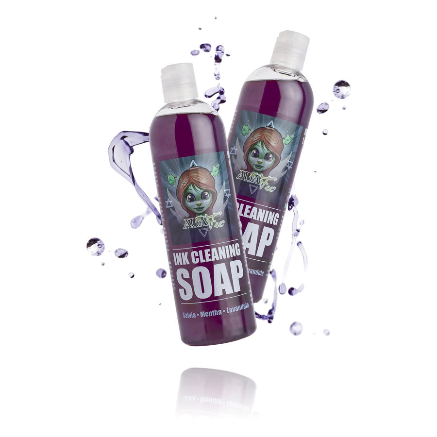 Kaksi pulloa Auafee Ink Cleaning Soap -saippuaa, joissa on violettia nestettä valkoisella taustalla