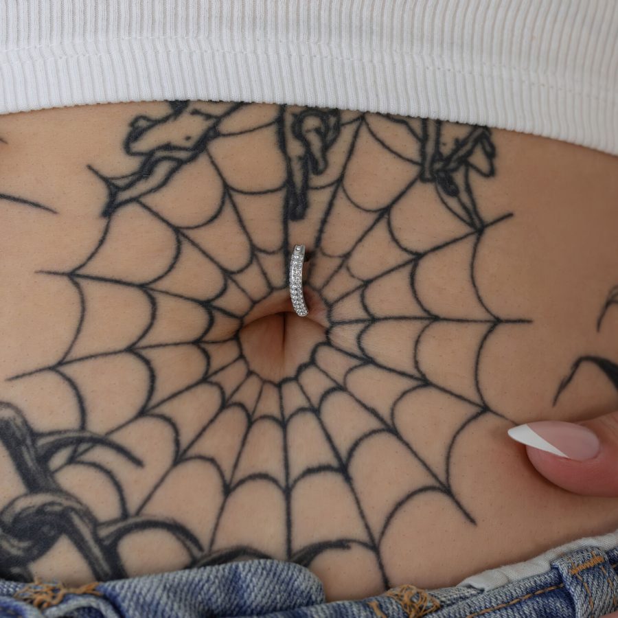 Napakoru hopeisilla jalokivillä tatuoidussa keskivartalossa