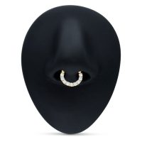 18K Kultainen Septum Clicker kristalleilla Kultainen septum clicker kirkkailla kristalleilla mustalla taustalla