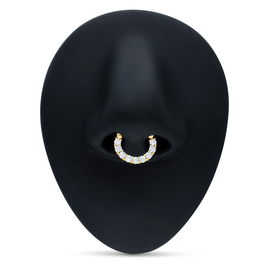 18K Kultainen Septum Clicker kristalleilla Kultainen septum clicker kirkkailla kristalleilla mustalla taustalla