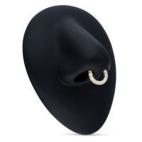 18K Kultainen Septum Clicker kristalleilla 18K Kultainen Septum Clicker kirkkailla kristalleilla mustalla taustalla