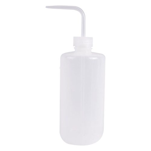 Läpinäkyvä 500 ml pesupullo kaarevalla nokalla valkoisella taustalla