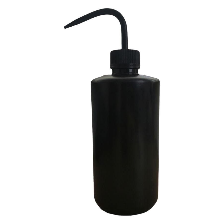 Musta Wash Bottle 500 ml tatuointitaiteilijoille Musta 500 ml Wash Bottle kaarevalla kaatonokalla valkoisella taustalla