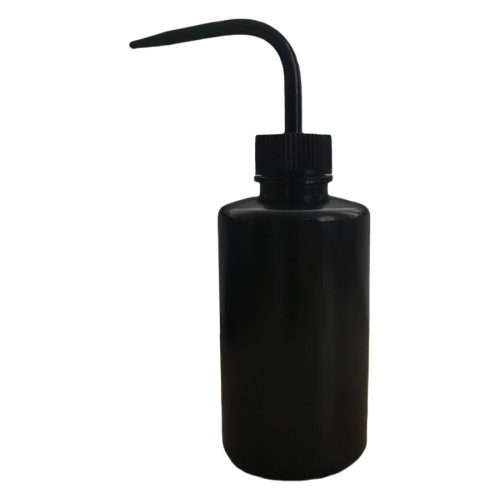 Musta 250 ml pullo pitkällä, kaarevalla nokalla valkoisella taustalla