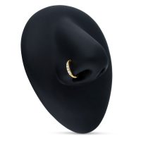 Kultainen 18K Pave-sarana sormus kirkkailla kristalleilla mustalla taustalla