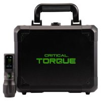 Musta Critical Torque 3.5 -setti, jossa on laukku ja laite valkoisella taustalla