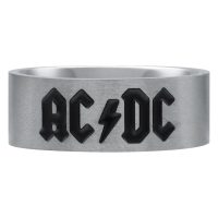 Hopeinen rengas mustalla ACDC-logolla valkoisella taustalla