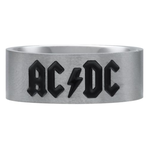 Hopeinen rengas mustalla ACDC-logolla valkoisella taustalla