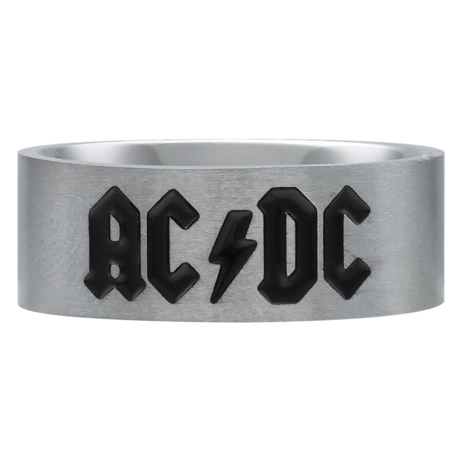 Hopeinen rengas mustalla ACDC-logolla valkoisella taustalla