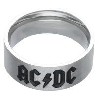 Hopeinen rengas mustalla ACDC-logolla valkoisella taustalla