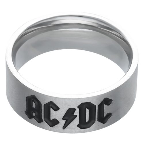 Hopeinen rengas mustalla ACDC-logolla valkoisella taustalla