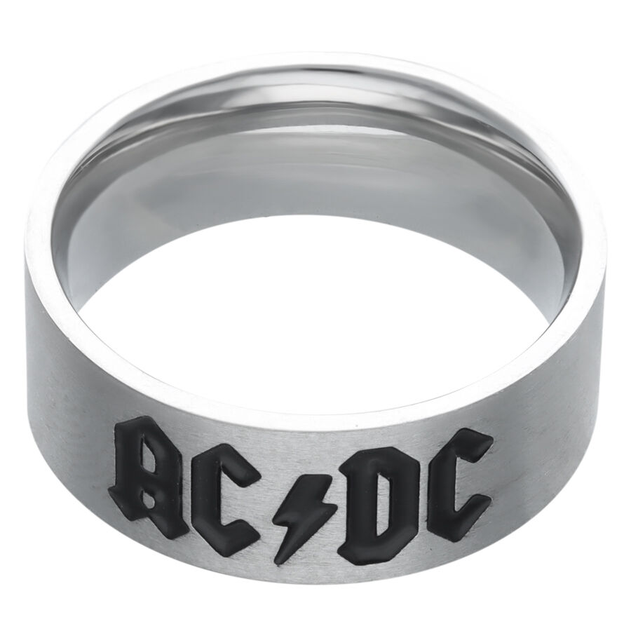 Hopeinen rengas mustalla ACDC-logolla valkoisella taustalla