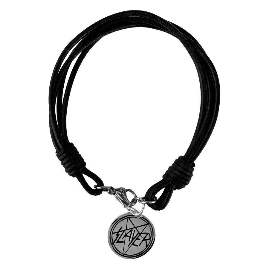 Slayer Penta Coin nahkaranneke Musta nahkaranneke hopeisella Slayer-riipuksella valkoisella taustalla