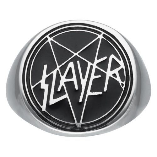 Hopeinen sinettisormus Slayer-logolla mustalla taustalla