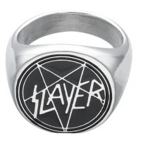 Slayer-emaljisinettihopeasormus Hopeinen sinettisormus mustalla Slayer-logolla valkoisella taustalla