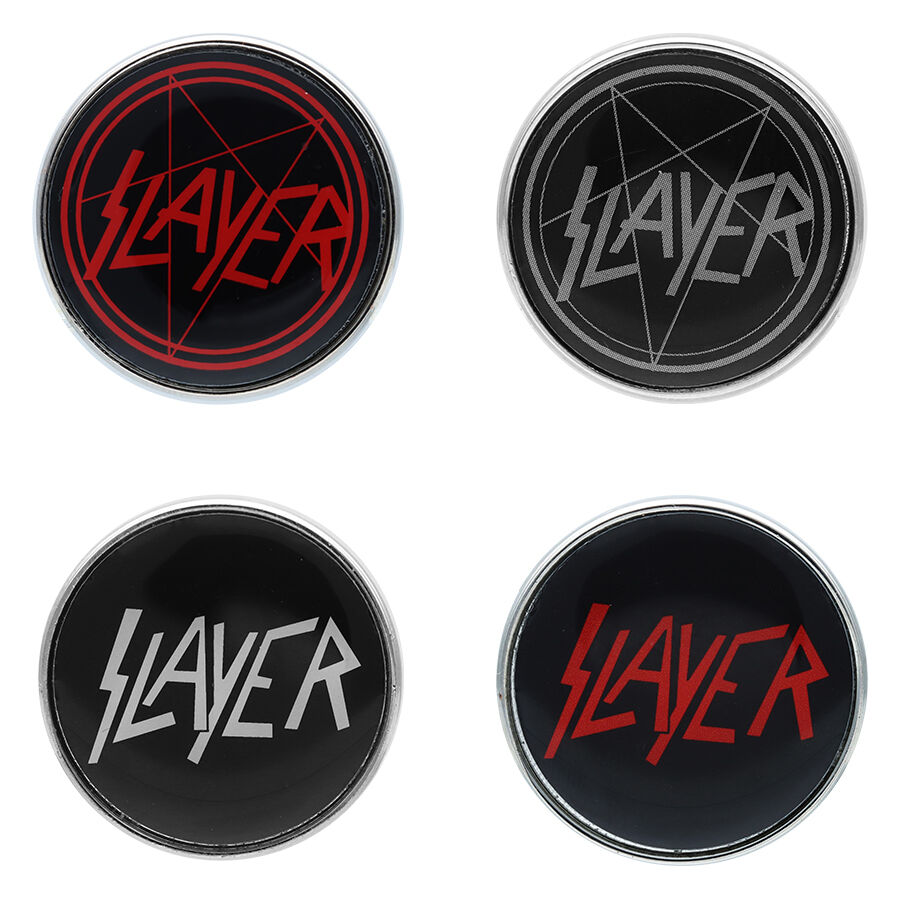 Slayer Doming -setti hopeana ja mustana Neljä Slayer Doming -pinssiä kirurginteräksestä hopeana ja mustana valkoisella taustalla