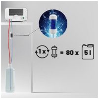 Enbio Magic Filter vesitankilla Enbio Magic Filter sinisellä vedellä, valkoinen seinä ja vesitankki