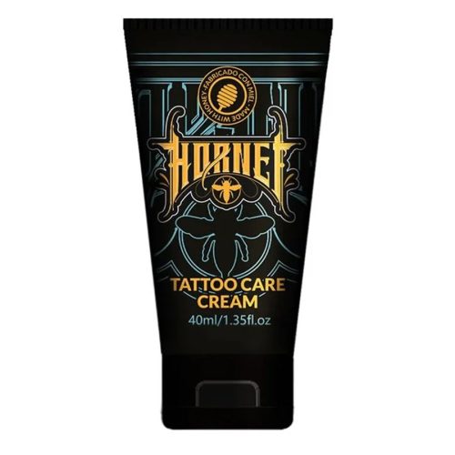 Musta Hornet Tattoo Hoitovoide 40 ml tuubi valkoisella taustalla