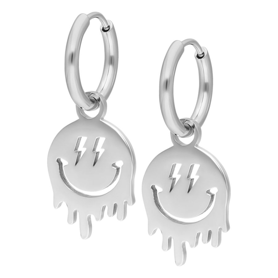 Hopeiset renkaat hymyilevällä Smiley-riipuksella valkoisella taustalla