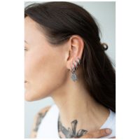 Pitkähiuksinen nainen käyttää hopeisia Little Smiley Hoops -korvakoruja korvassaan.