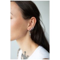 Hopeiset miekka-aiheiset korvakorut naisen korvassa neutraalilla taustalla