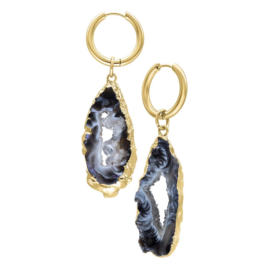 Kaksi kultaista Indian Agate -korvakorua mustalla, läpikuultavalla designilla valkoisella taustalla