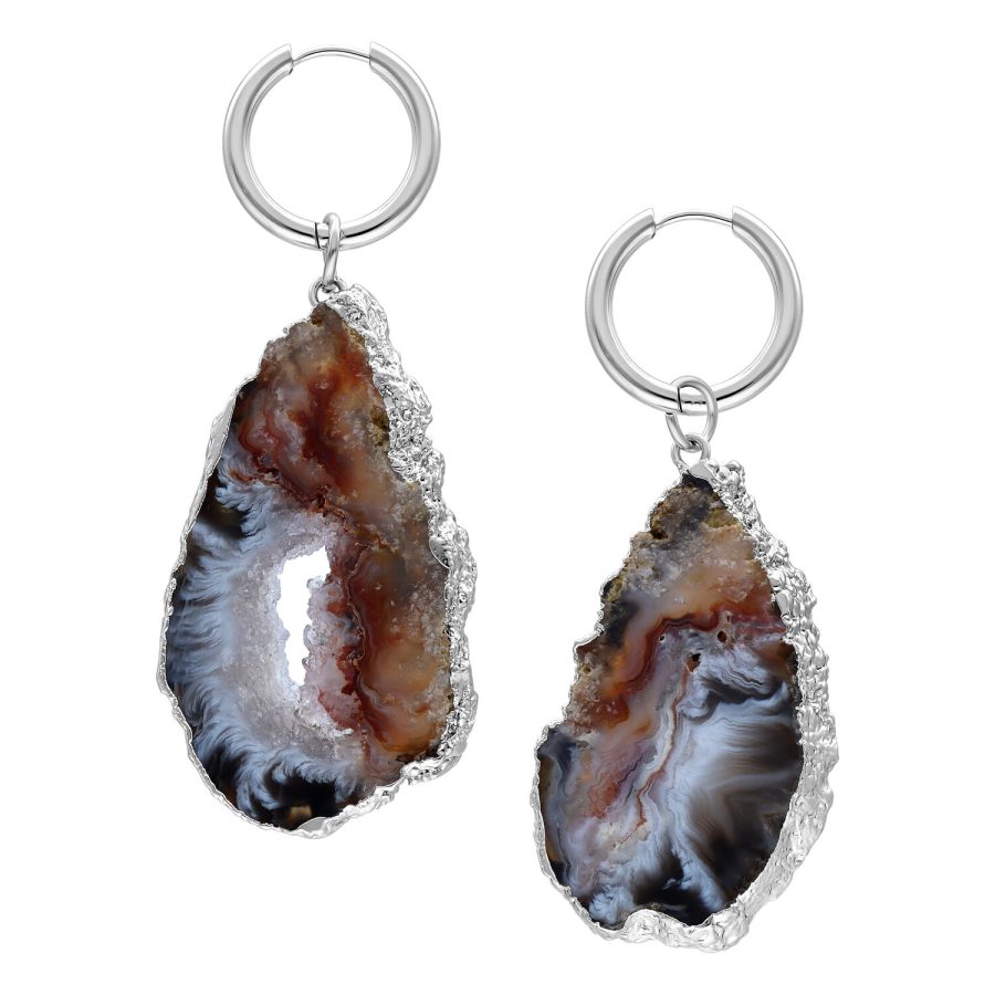 Kaksi hopeista korvakorua suurilla, luonnollisilla Indian Agate -kivillä valkoisella taustalla