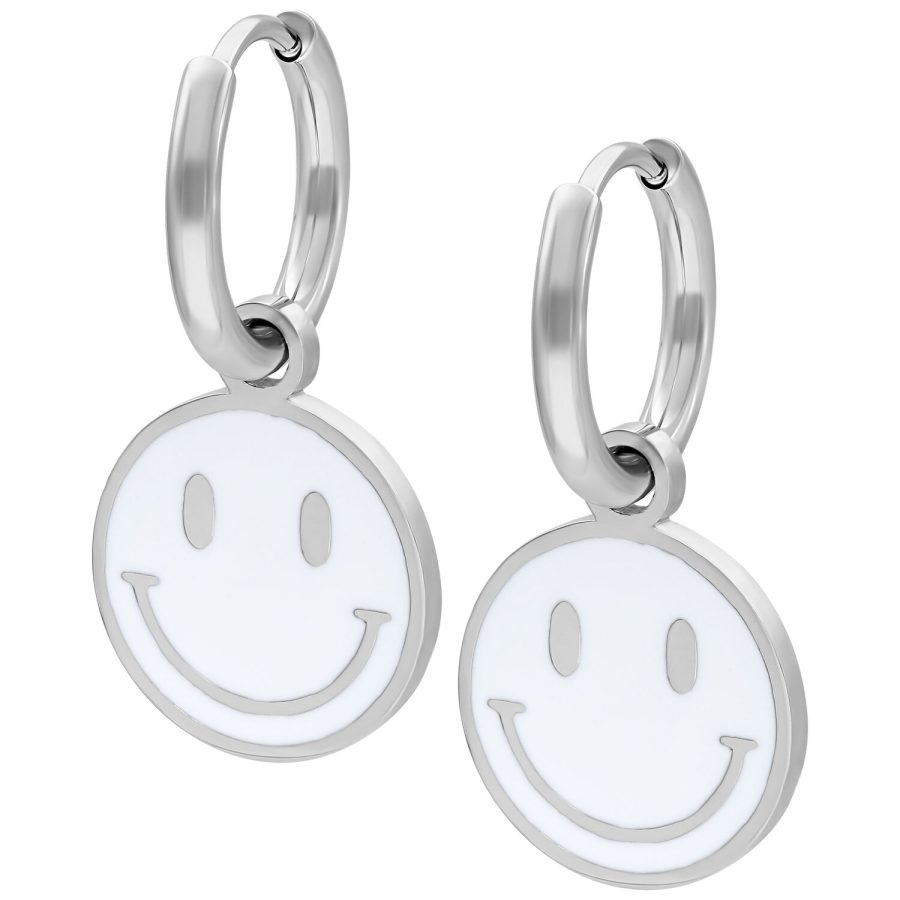 Kaksi hopeista korvakorua valkoisella Smiley-riipuksella valkoisella taustalla