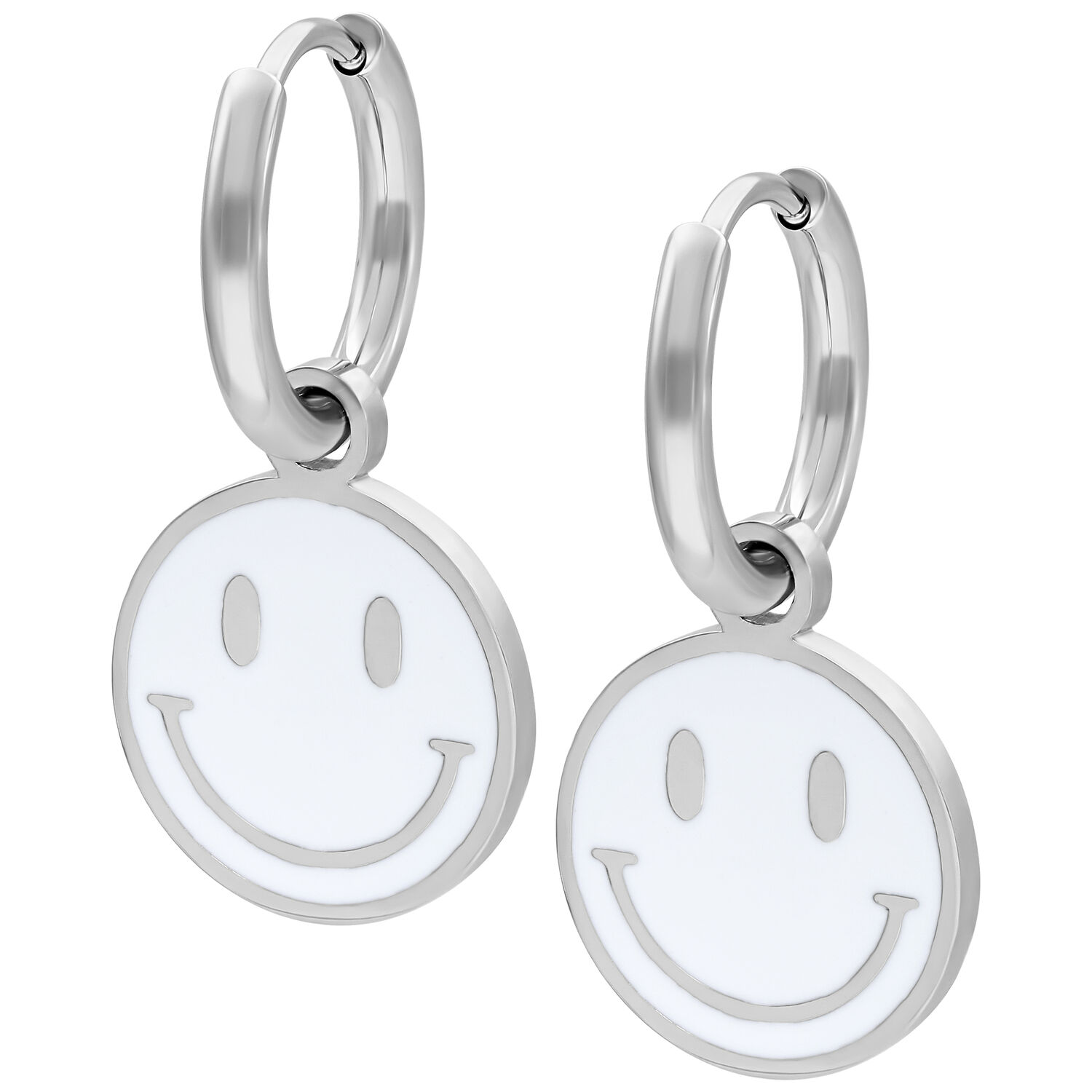 Kaksi hopeista korvakorua valkoisella Smiley-riipuksella valkoisella taustalla