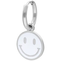 Hopeanvärinen korvakoru valkoisella Smiley-riipuksella valkoisella taustalla