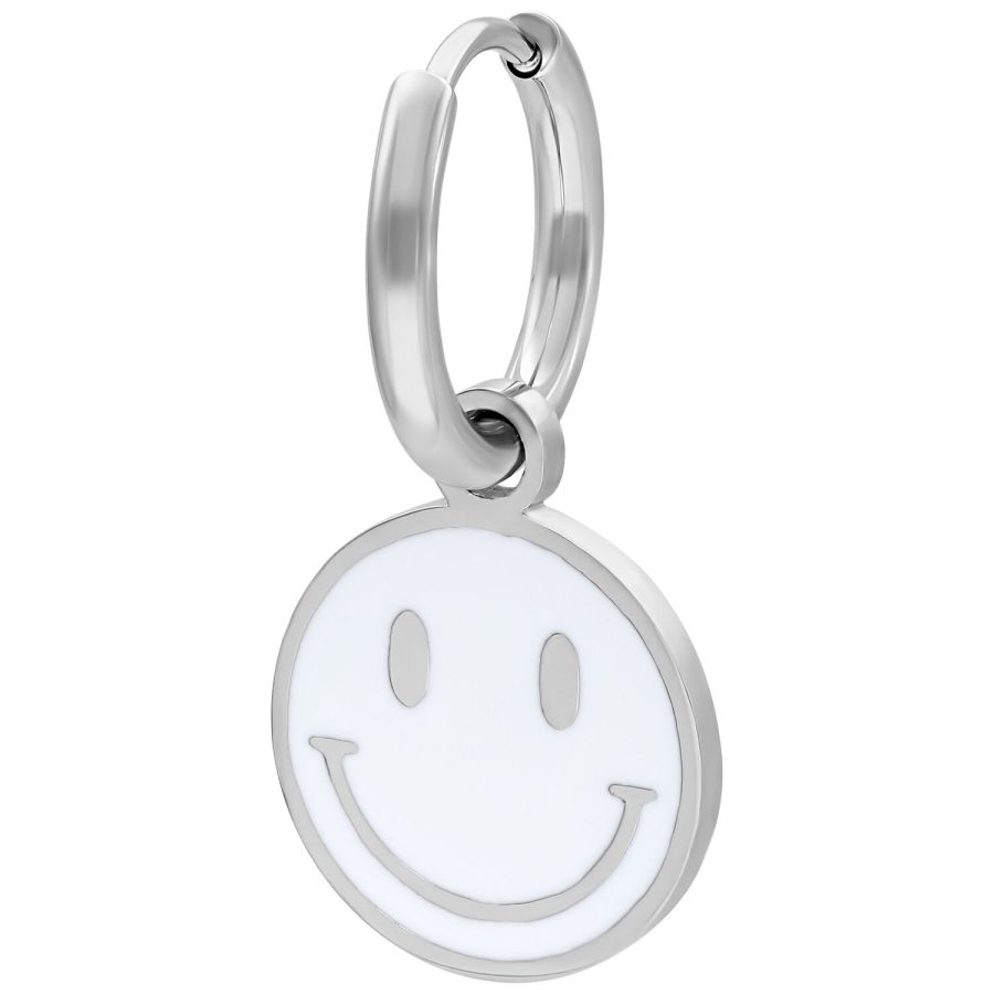 Hopeanvärinen korvakoru valkoisella Smiley-riipuksella valkoisella taustalla