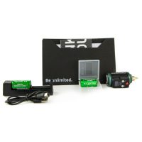 Vihreä Rover R-1 RCA Akku-Pack lisävarusteineen valkoisella taustalla