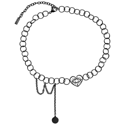 Musta choker Herzauge-riipuksella valkoisella taustalla