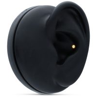 18k Basic Ball -kärki kullassa Kultainen 18k Basic Ball -lävistyskärki mustassa korvamallissa