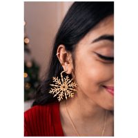 Unisex ketju-earcuff kirurginteräksestä ruusukullassa henkilön korvassa