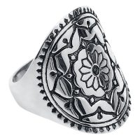Mandala-sormus kirurginteräksestä hopeanvärisenä Hopeanvärinen Mandala-sormus kirurginteräksestä, jossa on yksityiskohtainen kuvio valkoisella taustalla
