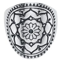 Mandala-sormus kirurginteräksestä hopeanvärisenä Hopeanvärinen Mandala-sormus kirurginteräksestä, yksityiskohtainen kuvio valkoisella taustalla