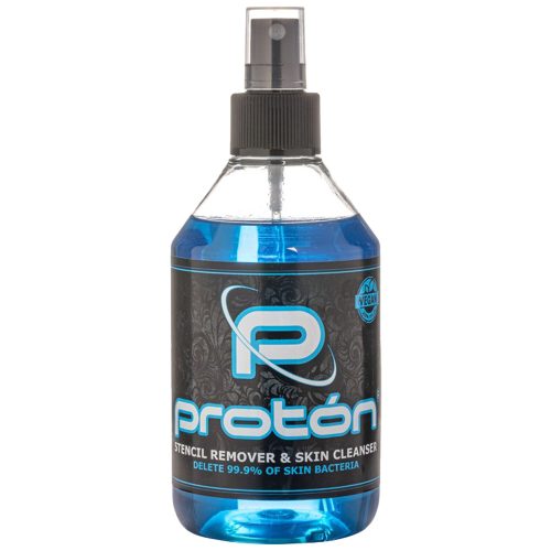 Proton Stencil Remover Blue -pullo suihkepäällä valkoisella taustalla