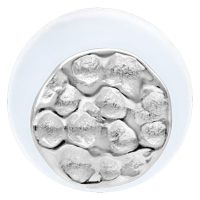 Hopeinen labret vasaroidulla pinnalla Lähikuva hopeisesta labretista vasaroidulla pinnalla valkoisella taustalla